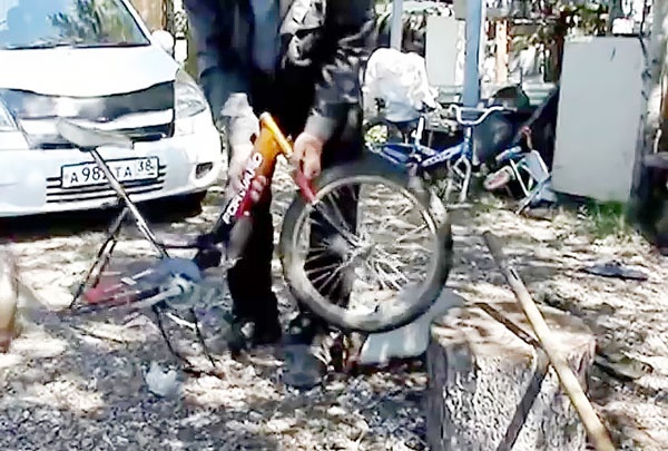 How to make a manual potato hiller from an old bicycle