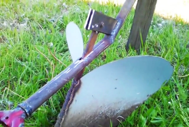 How to make a manual potato hiller from an old bicycle