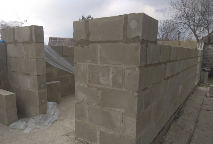 Construction of walls from foam blocks