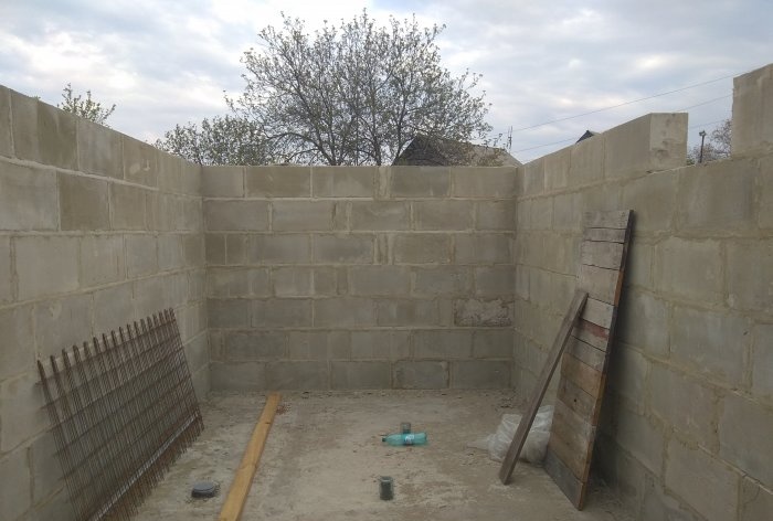 Construction of walls from foam blocks