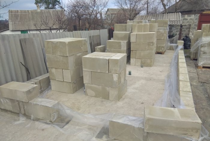 Construction of walls from foam blocks