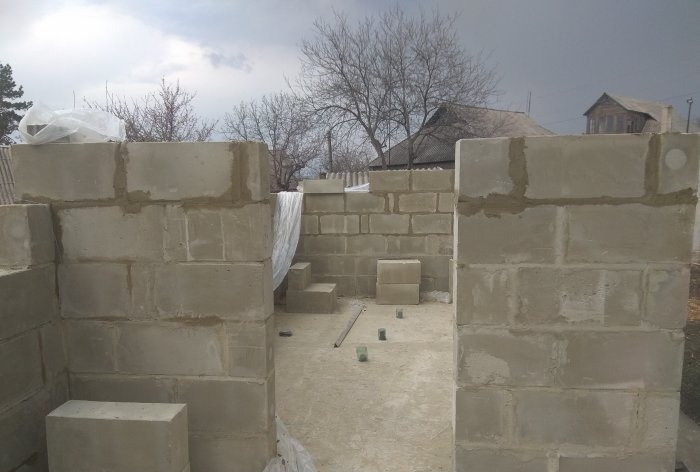 Construction of walls from foam blocks