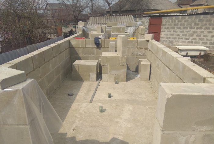 Construction of walls from foam blocks