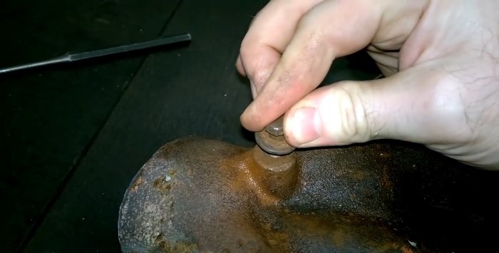 Restoring carvings using the old-fashioned method