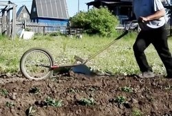 How to make a manual potato hiller from an old bicycle