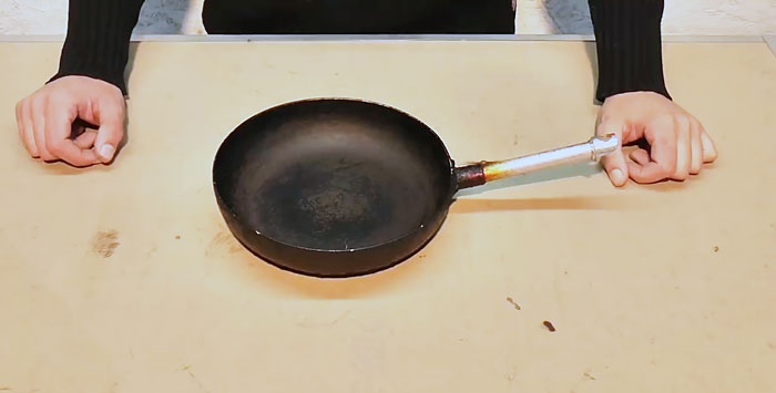 How to easily clean a frying pan from carbon deposits without chemicals