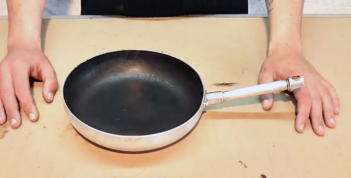 How to easily clean a frying pan from carbon deposits without chemicals