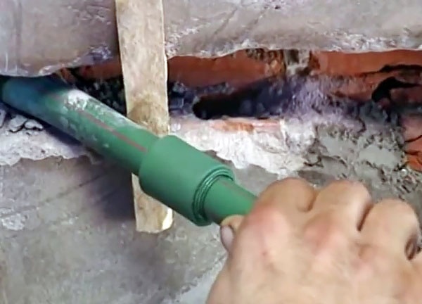 A propylene pipe was pierced Two repair technologies