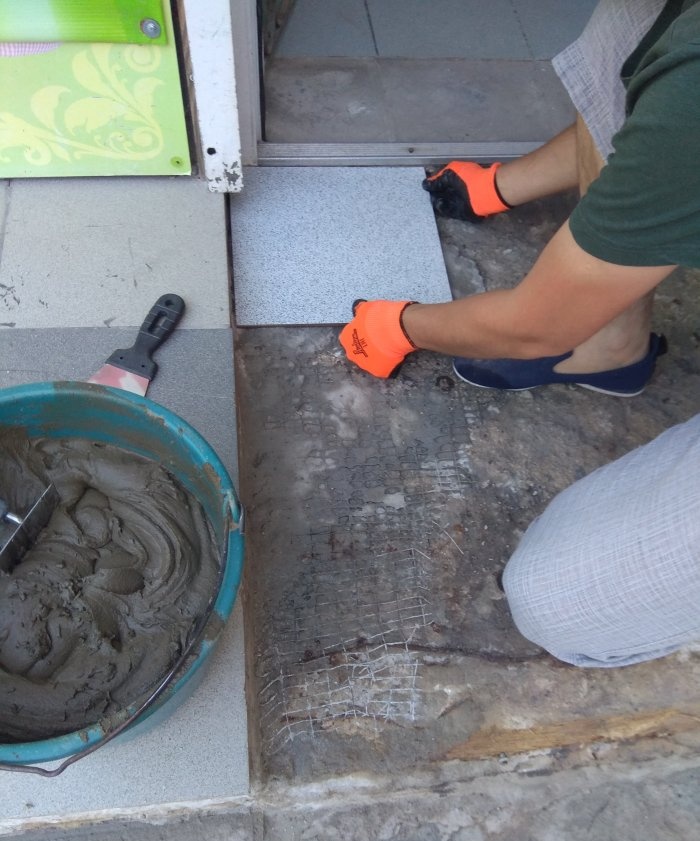 Removing old tiles and laying new tiles on threshold steps