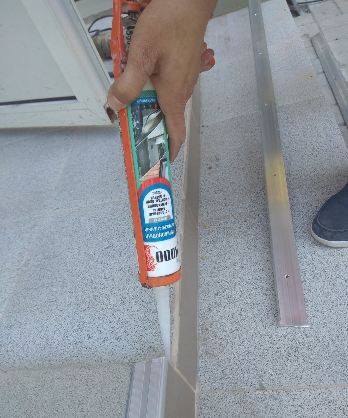 Removing old tiles and laying new tiles on threshold steps