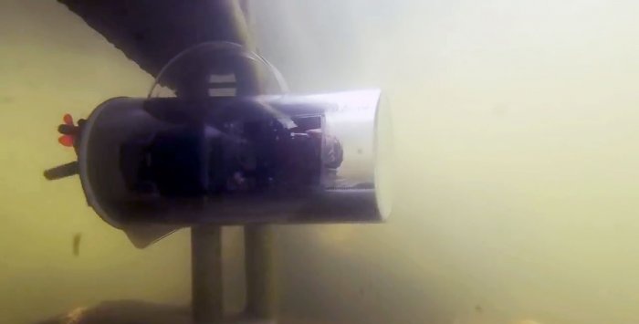 Radio-controlled submarine made from a jug