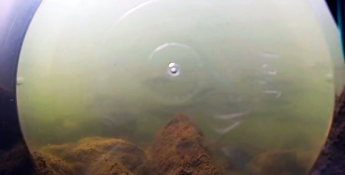 Radio-controlled submarine made from a jug