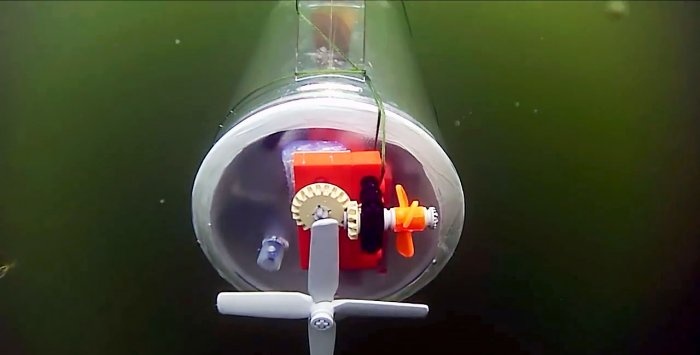 Radio-controlled submarine made from a jug