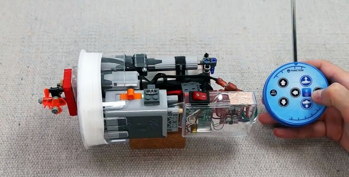 Radio-controlled submarine made from a jug