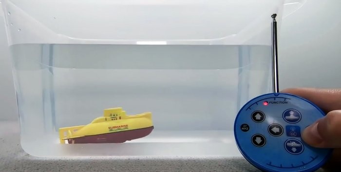 Radio-controlled submarine made from a jug