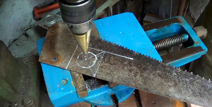 Do-it-yourself electric hacksaw from a grinder