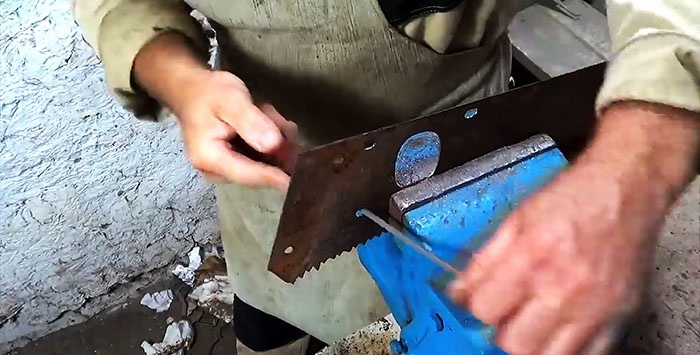 Do-it-yourself electric hacksaw from a grinder