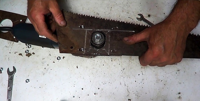 Do-it-yourself electric hacksaw from a grinder