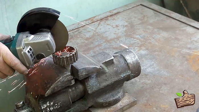 How to turn a timing gear into a full-fledged wood cutter