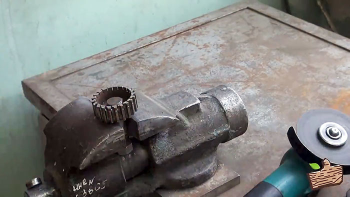 How to turn a timing gear into a full-fledged wood cutter