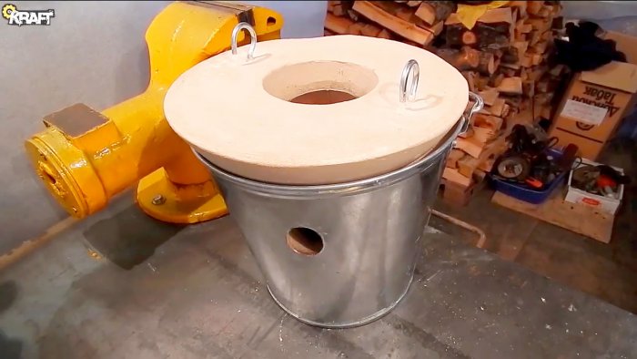 How to make a mini smelter for melting aluminum from a bucket and plaster