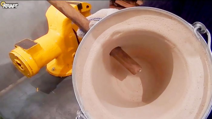 How to make a mini smelter for melting aluminum from a bucket and plaster