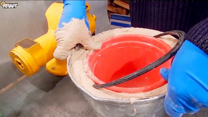 How to make a mini smelter for melting aluminum from a bucket and plaster