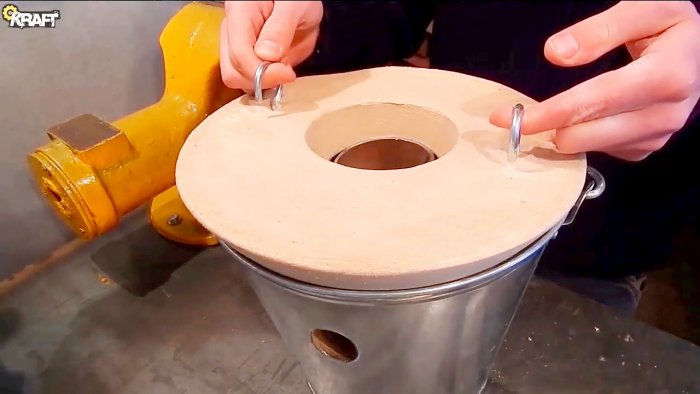 How to make a mini smelter for melting aluminum from a bucket and plaster