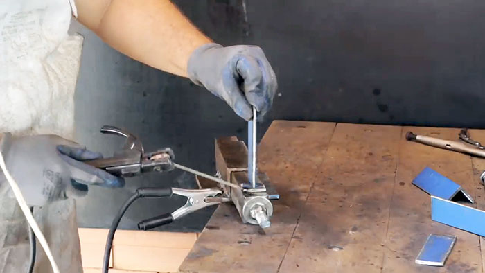 How to make a reliable vice from leftover metal