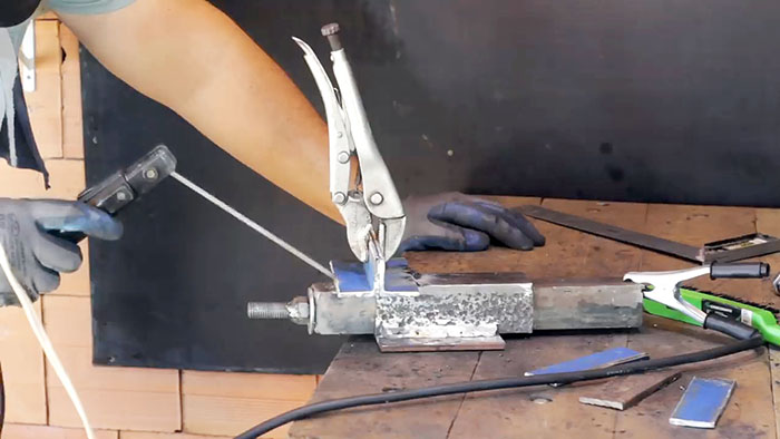 How to make a reliable vice from leftover metal