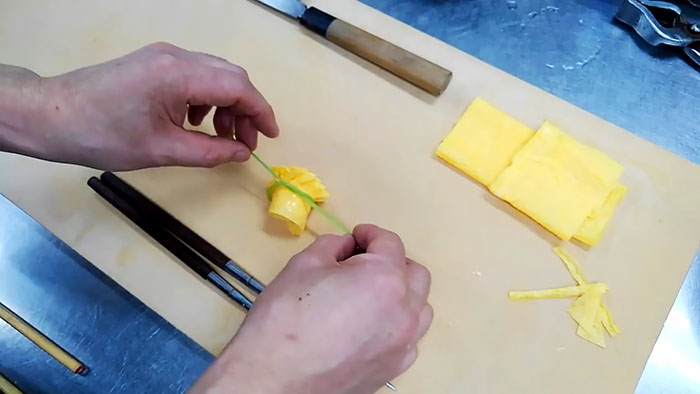 How to make a flower from an egg