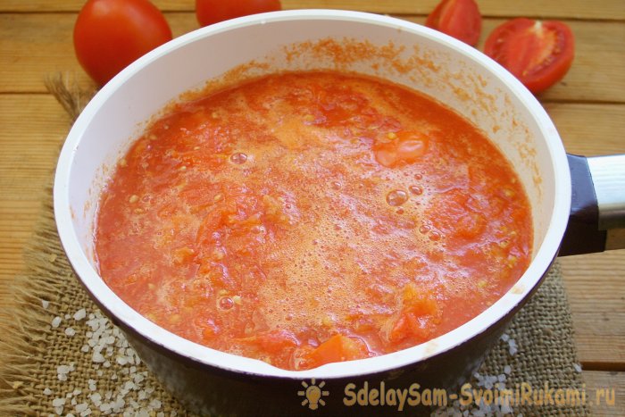 Preparing tomato juice for the winter