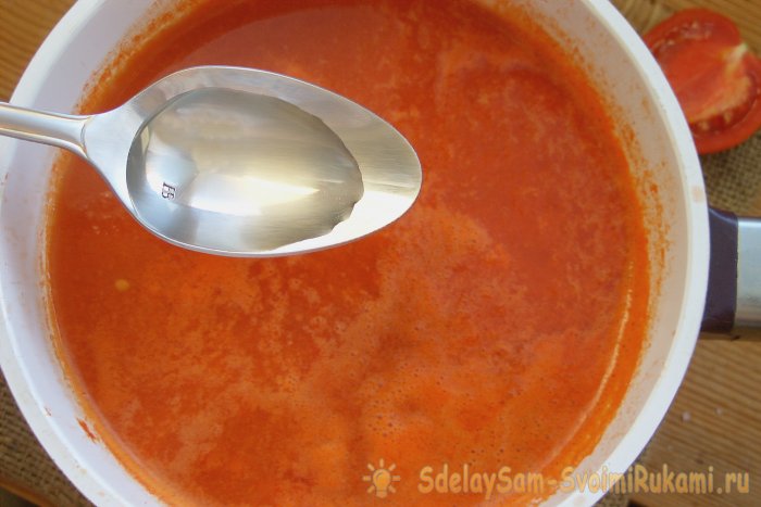 Preparing tomato juice for the winter