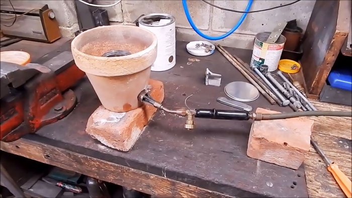 How to melt aluminum in a flower pot