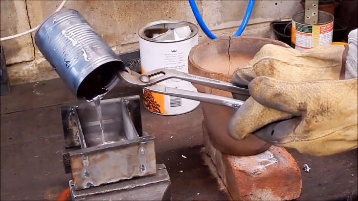 How to melt aluminum in a flower pot