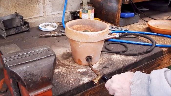 How to melt aluminum in a flower pot