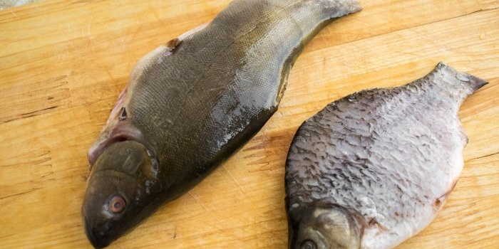 How to fry whole fish in a frying pan with a crispy crust