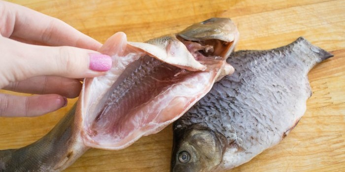 How to fry whole fish in a frying pan with a crispy crust