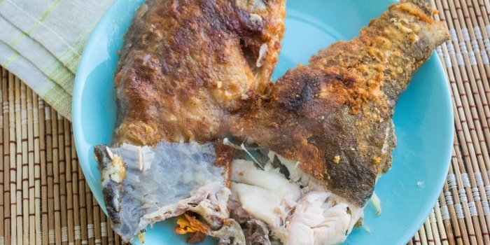 How to fry whole fish in a frying pan with a crispy crust