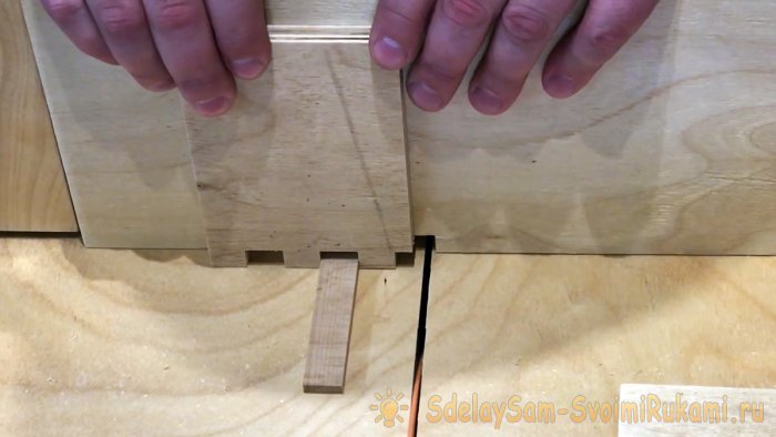 Cross-cut tenoning carriage for box joints