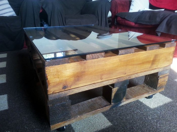 How to turn old pallets into a beautiful coffee table