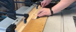 Convenient router table with simple lift