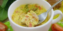 Omelet in a mug in the microwave - a quick, healthy and tasty breakfast