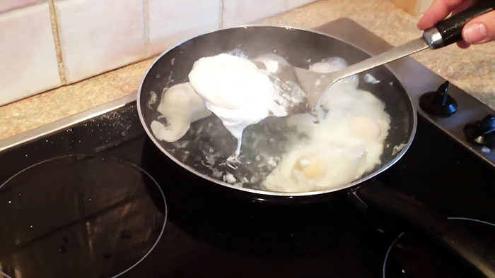 How to quickly boil soft-boiled eggs in a frying pan