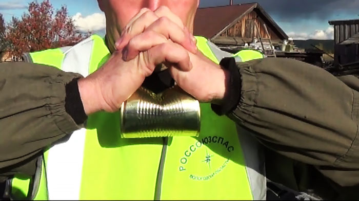 How to open a tin can with bare hands