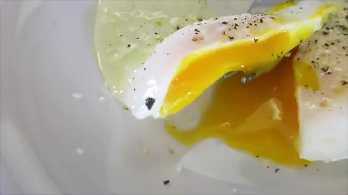 How to fry a soft-boiled egg without water