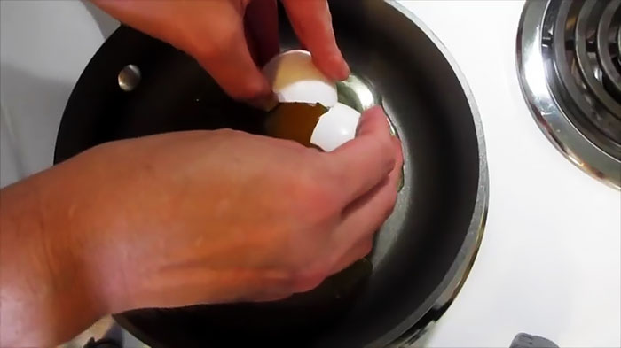 How to fry a soft-boiled egg without water