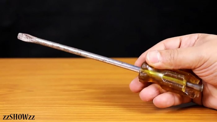 How to restore an old screwdriver and give it new functions