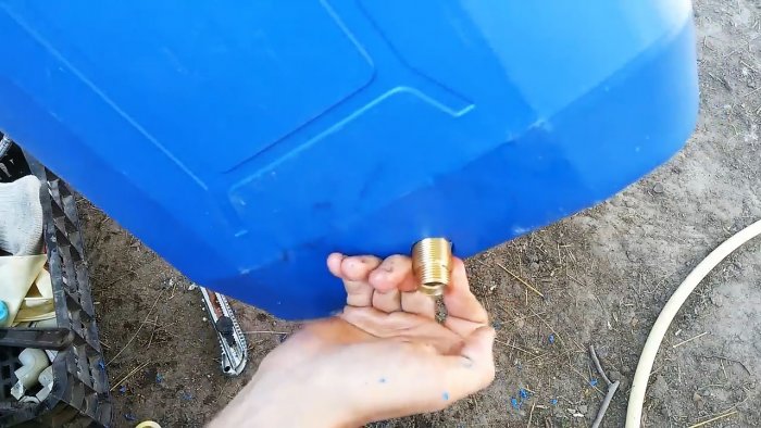 How to cut a fitting into a plastic canister