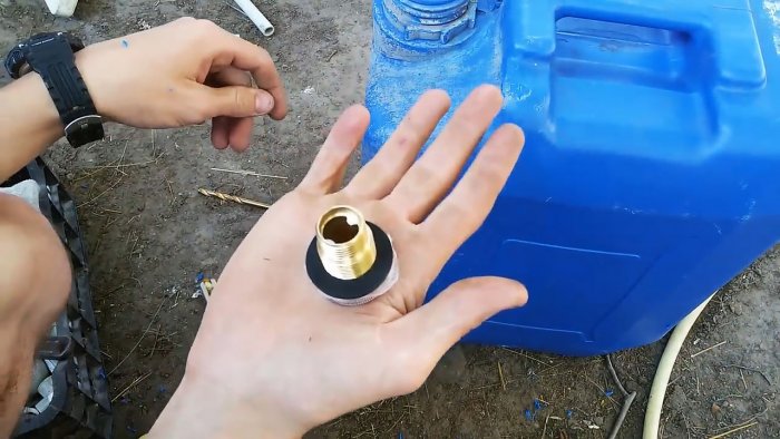 How to cut a fitting into a plastic canister